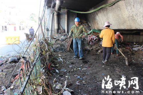 　　工人們正在清理垃圾，今后橋下將進(jìn)行綠化